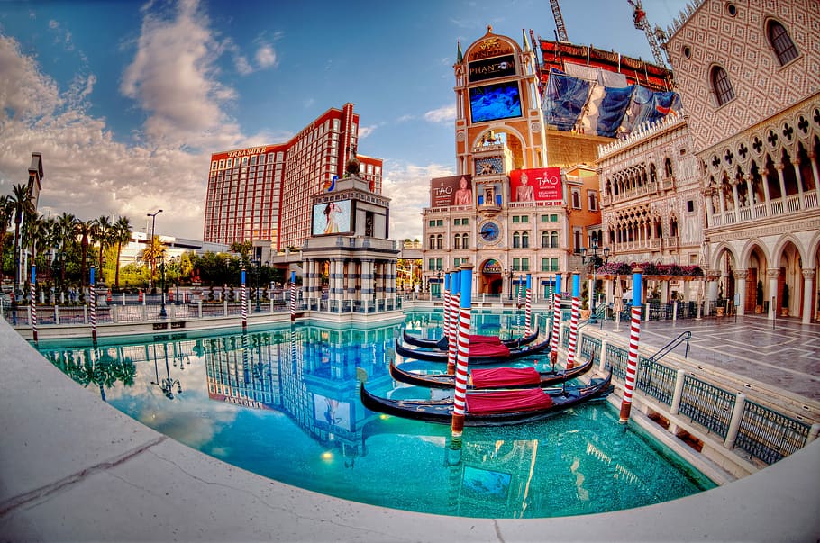 arancia, Marrone, edifici della città, città marrone, edifici, architettura, vacanze, posto famoso, destinazioni di viaggio, all'aperto, Hotel, struttura costruita, blu, viaggio, notte, turismo, piscina, acqua, riflessione, movimento sfocato, esterno dell'edificio, gondola - barca tradizionale, città, cielo, natura, costruzione, persone accessorie, giorno, grande gruppo di persone, cultura artistica e intrattenimento, illuminato, movimento, canale, 4K