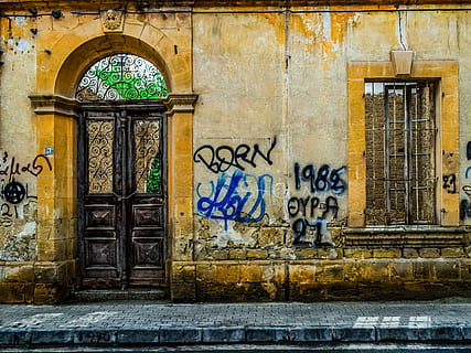 porta, finestra, parete, architettura, vecchio, Casa, cancello, Entrata, facciata, Lefkosia, nicosia, Cipro, anziano, intemperie, decadimento, grunge, sporco, danneggiato, grungy, crepa, rotto, abbandonato, arrugginito, corrosione, graffiti, struttura costruita, caratteristica della parete, esterno dell'edificio, giorno, nessuno, arte e artigianato, creatività, costruzione, testo, comunicazione, chiuso, all'aperto, città, rappresentazione umana, murale, 4K, CC0, dominio pubblico, privo di copyright
