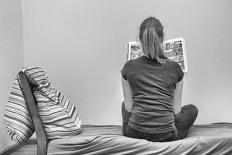lesen, Comic, allein, sitzen, Zuhause, Mädchen, Junge Leute, Schwarz-Weiss, Schwarz und weiß, Bett, Menschen, Frau, drinnen, eine Person, Schlafzimmer, kaukasischer Abstammung, Erwachsene, Frauen, Wohngebäude, Das Leben zu Hause, Rückansicht, Möbel, echte Menschen, Lebensstile, Legere Kleidung, Entspannung, Freizeitbeschäftigung, Wandbau - Funktion, Dreiviertel Länge, Sitzung, Kissen, Wohnraum, Frisur, Teenager, menschliches Haar, 5K