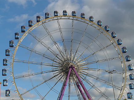 roda de ferris, gòndoles, flotar, alt, enorme, festa popular, mercat d’anys, carrusel, carnies, Festival, diversió, passeig pel parc d’atraccions, Parc d'atraccions, a l'aire lliure, carnestoltes ambulants, cel, blau, cercle, cultura i entreteniment artístic, destinacions de viatge, ciutat, vista d’angle baix, núvol - cel, naturalesa, arquitectura, forma geomètrica, estructura construïda, carnaval, forma, dia, activitat d'oci, 2K, CC0, domini públic, lliure de regalies