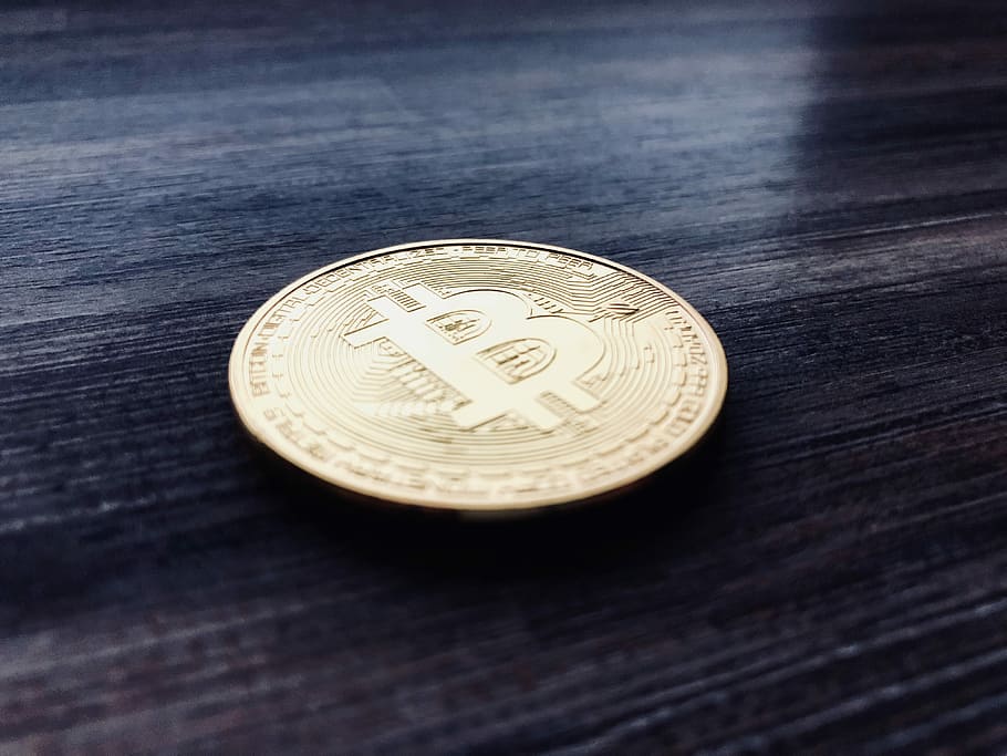 bitcoin, cryptocurrencies, cryptocurrency, btc, měna, budoucnost, peníze, mince, finance, platba, krypto, podnikání, spekulace, stálý život, detail, stůl, uvnitř, bohatství, kruh, nikdo, dřevo - materiál, geometrický tvar, tvar, text, selektivní zaměření, sdělení, kov, starý, antický, ekonomika, 4K