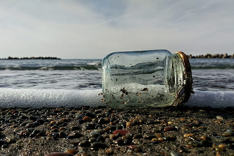 himmel, Sky, hav, strand, bølge, skum, hav, strand, boble, glas, flaske, strandingsgods, vandforurening, vand, affald, forurening, jord, natur, ingen mennesker, dag, forladt, horisont, skønhed i naturen, scenics - natur, sand, klippe, bevægelse, horisont over vand, udendørs, rullesten, 4K, CC0, offentligt domæne, royaltyfrie