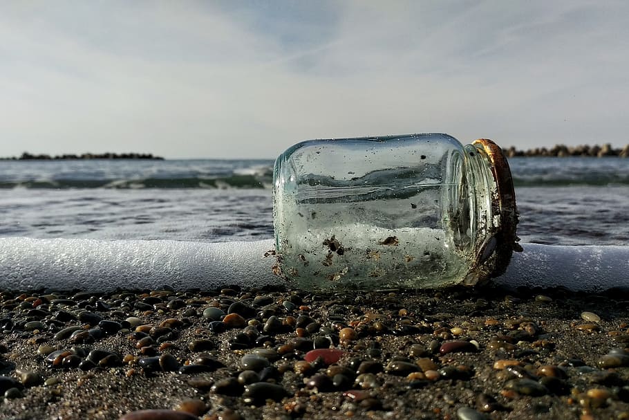 cielo, nube, spiaggia, onda, schiuma, mare, bolla, bicchiere, bottiglia, gettito, inquinamento dell'acqua, acqua, spazzatura, inquinamento, terra, natura, nessuno, giorno, abbandonato, orizzonte, bellezza nella natura, scenics - natura, sabbia, roccia, movimento, orizzonte sull'acqua, all'aperto, ciottolo, 4K