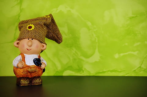 imp, imp de primavera, decoració, nan, bonic, figura, jardí, deco, divertit, color verd, menjar i beguda, alimentació saludable, infància, a l'interior, cap gent, dia, frescor, primer pla, joguina, nen, representació, diversió, taula, descendència, representació humana, centrar-se en primer pla, art i artesania, gent, creativitat, nina, Finances, còpia espai, barret, fons verd, 5K, CC0, domini públic, lliure de regalies