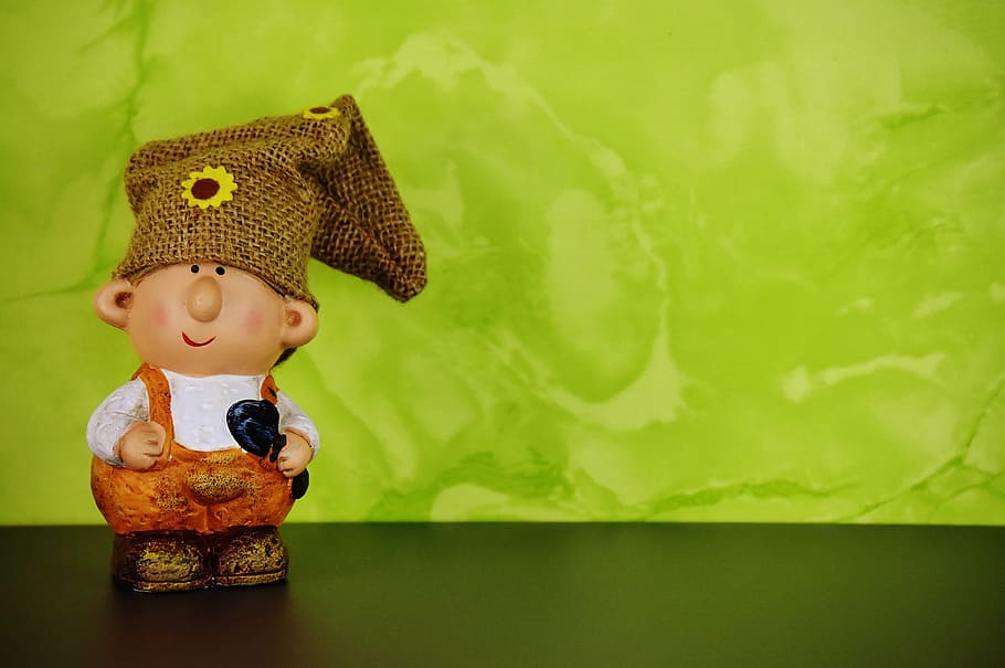 imp, imp de primavera, decoració, nan, bonic, figura, jardí, deco, divertit, color verd, menjar i beguda, alimentació saludable, infància, a l'interior, cap gent, dia, frescor, primer pla, joguina, nen, representació, diversió, taula, descendència, representació humana, centrar-se en primer pla, art i artesania, gent, creativitat, nina, Finances, còpia espai, barret, fons verd, 5K