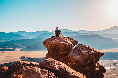 Mann, Sitzung, Felsformation, tragen, schwarz, T-Shirt, Felsbrocken, tagsüber, Traum, Punkt, Felsblock, rot, Kerl, männlich, Wandern, Berg, draußen, Natur, Abenteuer, Menschen, Männer, Gipfel, Himmel, Landschaft, Rucksack, Rock - Objekt, Sonnenuntergang, szenen, kopieren sie platz, Stehen, Frau, Silhouette, nur eine frau, nur Frauen, Erwachsene, nur für Erwachsene, eine Person, in voller Länge, solide, Schönheit in der Natur, Szenen - Natur, Rock, junger Erwachsener, Umgebung, Blick auf Ansicht, Reise, Einsamkeit, Freiheit, Betrachtung, 5K, CC0, gemeinfrei, lizenzfrei