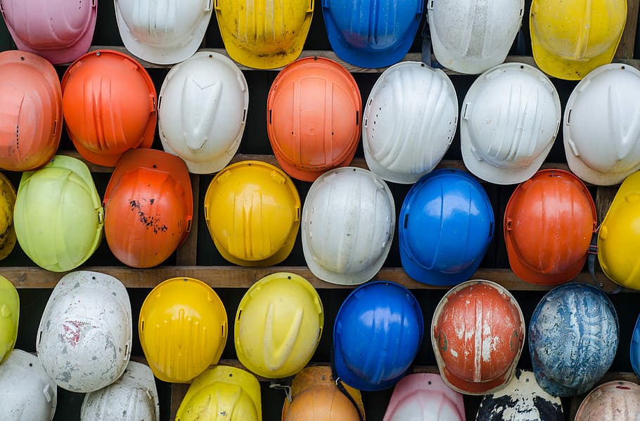 assortit, color, cascos fixos, apilats, marró, fusta, prestatge, casc, molt, construcció, colorit, patró, indústria, treballar, treballador, seguretat, enginyer, constructor, projecte, industrial, professional, equipament, lloc de construcció, construir, contractista, gran grup d'objectes, fons, en fila, marc complet, multicolor, vermell, arranjament, abundància, cap gent, ordre, elecció, costat a costat, natura morta, variació, dia, mercat, negocis, venda al detall, a la venda, repetició, menjar i beguda, visualització al detall, 4K