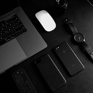 Jet, sort, iphone 7, ved siden af, analog, holde øje, rund, kronograf, skrivebord, bord, iphone, telefon, mus, bærbar, macbook, linse, udstyr, tech, teknologi, høj vinkel visning, trådløs teknologi, computer, stilleben, meddelelse, forbindelse, indendørs, ingen mennesker, bærbar informationsenhed, tastatur, smart telefon, computerudstyr, computer tastatur, Kontorforsyning, mobiltelefon, møbel, pen, 1080P, CC0, offentligt domæne, royaltyfrie