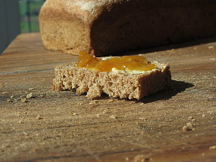 chléb, džem, zavřít, jam sendvič, jídlo, jídlo a pití, detail, stálý život, selektivní zaměření, sladké jídlo, dřevo - materiál, uvnitř, nikdo, svěžest, pečený, stůl, připraven jíst, plátek, hnědý, požitek, den, prkénko, dezert, pokušení, 4K, CC0, veřejná doména, bez autorských práv
