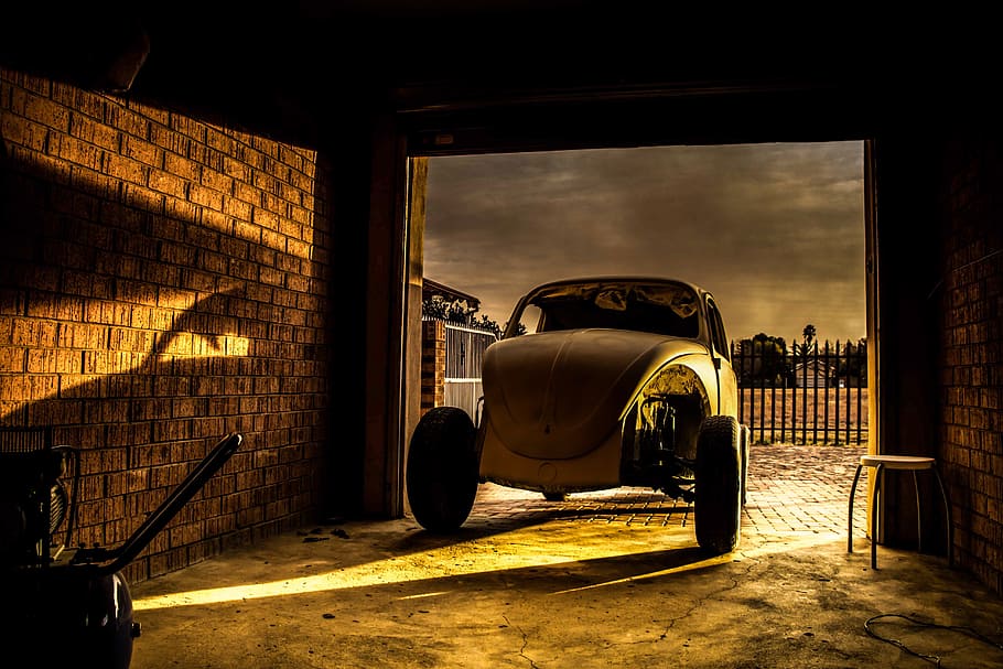 Käfer, gebrochen, Auto, Licht, Schatten, Sonnenuntergang, Jahrgang, Volkswagen, Transport, Transportmittel, drinnen, Sonnenlicht, Natur, Kraftfahrzeug, keine Leute, Fenster, Landfahrzeug, die Architektur, Reifen, Wandbau - Funktion, Abwesenheit, Retro-Stil, Tag, Rad, Luxus, 5K