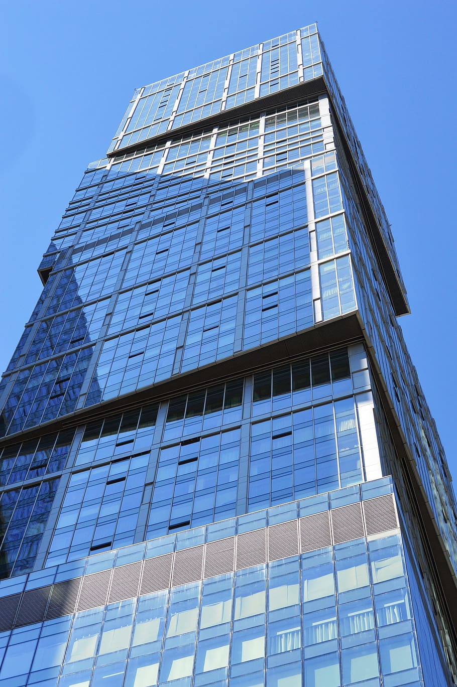 rascacielos, torre, oficina, edificio, urbano, arquitectura, vaso, ventanas, ciudad, moderno, nuevo, desarrollo, céntrico, exterior, negocio, Moscú, Rusia, exterior del edificio, estructura construida, vista de ángulo bajo, material de vidrio, cielo, edificio de oficinas exterior, azul, nadie, generación de combustible y energía, cielo limpio, naturaleza, día, ventana, energía renovable, luz del sol, fuente de alimentación, 2K