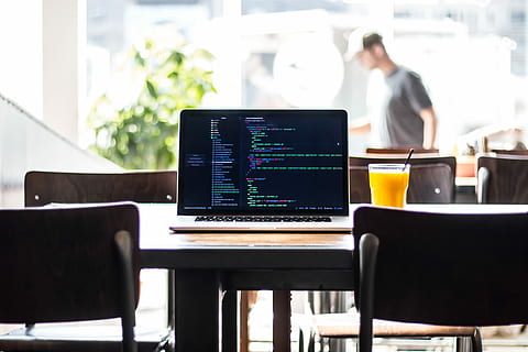 arbejder på søndag, bærbar computer, mangosaft, glas kop, træ-, bord, bærbar, kode, macbook, orange, drikke, glas, cafe, stol, mand, han-, plante, sollys, kaffebar, computer, forretning, meddelelse, herrer, indendørs, trådløs teknologi, forbindelse, teknologi, kontor, fokus på forgrunden, forretningsmand, hanner, en person, virksomhedernes forretning, beskæftigelse, voksen, arbejder, computerskærm, bruger bærbar computer, 4K, CC0, offentligt domæne, royaltyfrie