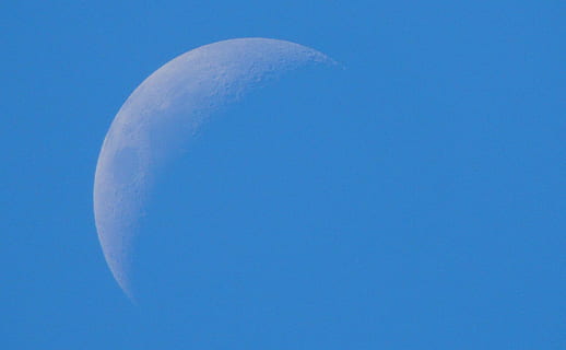 Mond, Tag, Himmel, tagsüber, Blau, Platz, keine Leute, klarer Himmel, Astronomie, kopieren sie platz, Natur, Ruhe, ruhige Szene, Halbmond, Flachwinkelansicht, Nacht-, Schönheit in der Natur, draußen, Mondoberfläche, Naturphänomen, Szenen - Natur, Astrologie, planetarischer Mond, Weltraum und Astronomie, 4K, CC0, gemeinfrei, lizenzfrei
