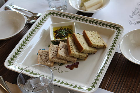 bread, garlic bread, garlic, cooking, dining, restaurant, food, restaurants, eat, republic of korea, food and drink, plate, ready-to-eat, healthy eating, freshness, high angle view, no people, wellbeing, indoors, meal, vegetable, table, eating utensil, indulgence, serving size, slice, still life, household equipment, tray, crockery, breakfast, snack, 2K, CC0, public domain, royalty free
