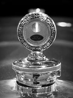 oldtimer, emblem, Ford, logo, sølv, kul figur, kjøretøy, klassiker, innendørs, bord, nærbilde, fokusere på forgrunnen, enkelt objekt, ingen folk, refleksjon, metall, antikk, stilleben, belyst, sølvfarget, mønster, kunstkultur og underholdning, kommunikasjon, skinnende, form, natt, svart bakgrunn, 4K, CC0, offentlig domene, opphavsrett gratis