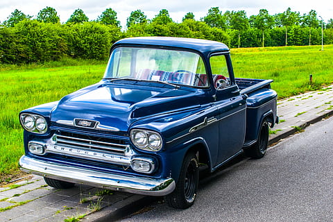 klassisk, blå, chevrolet, enkelt, førerhusbil, vej, græs, dagtimerne, chevrolet, apache, oldtimer, Saml op, apache, lastbil, bil, årgang, retro, gammel, automobil, auto, køretøj, stang, gade, amerikansk, transportmidler, gammeldags, landlige scene, udendørs, dag, transportform, motor køretøj, land køretøj, retro stylet, vintage bil, stationær, plante, træ, grøn farve, natur, ingen mennesker, Mark, parkering, sølvfarvet, krom, 5K, CC0, offentligt domæne, royaltyfrie