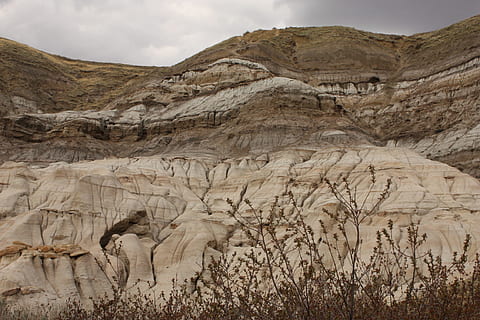 Kanada, drumheller, alberta, Skála, pevný, rock - objekt, scenics - příroda, hora, životní prostředí, mrak - nebe, Skalní formace, Příroda, krása v přírodě, krajina, nikdo, mimoměstské scény, nebe, klid, destinace, přistát, geologie, den, cestovat, venku, erodoval, suché podnebí, klimatu, formace, 1080P, CC0, veřejná doména, bez autorských práv