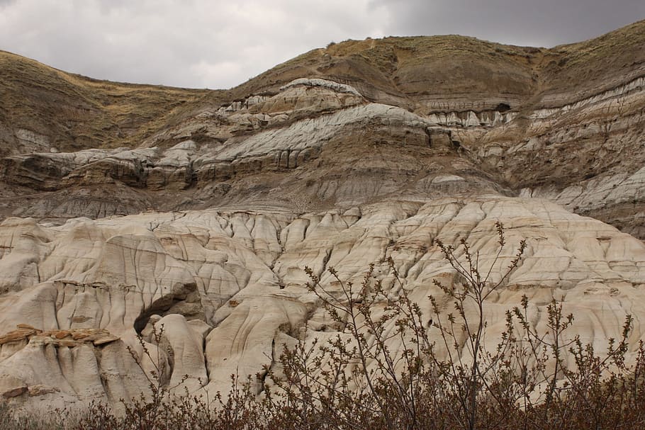 Canadà, drumheller, alberta, rock, sòlid, rock - object, escenics - natura, muntanya, medi ambient, núvol - cel, formació de roca, naturalesa, bellesa a la natura, paisatge, cap gent, escena no urbana, cel, tranquil·litat, destinacions de viatge, terra, geologia, dia, viatjar, a l'aire lliure, erosionat, clima àrid, clima, formació, 1080P