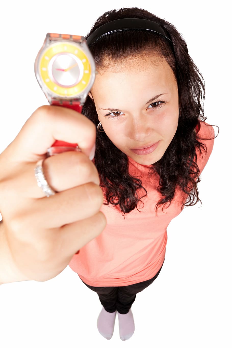 dona, rosa, superior, celebració, rodona analògica de color platejat, veure, vermell, corretja, cita, rellotge, compte enrere, data límit, retard, mans, tard, objecte, punt, temps, assenyalant, noia, jove, enfadat, una persona, vista frontal, retrat, tir de l'estudi, fons blanc, dones, pentinat, a l'interior, mirant la càmera, activitat d'oci, cabell, estils de vida, dones joves, persones reals, roba casual, femelles, adult jove, tallar, dona guapa, 4K