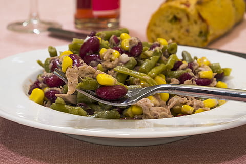 amanida, mongetes, blat de moro, peix, tonyina, menjar, verdures, nutrició, amanida mixta, verd, frisch, saludable, plat d'amanida, aliments crus, vegetarià, menjar i beguda, alimentació saludable, placa, vegetals, llest per menjar, frescor, taula, Oliva, benestar, primer pla, cap gent, a l'interior, mida de la porció, centrar-se en primer pla, natura morta, carn, sopar, blat de moro dolç, vaixella, 5K, CC0, domini públic, lliure de regalies