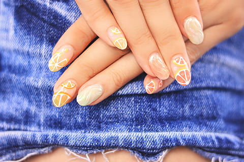 schließen, Mensch, Hand, Zitronennagelkunst, Jeansstoff, Nahansicht, Zitrone, Nagel Kunst, Denim, Textil-, Maniküre, Frau, menschliche Hand, Fingernagel, Frauen, Mode, Schönheit, menschlicher Finger, Menschen, Beauty-Produkt, kaukasischer Abstammung, wunderschönen, menschliche Haut, menschliches Körperteil, Blau, Nagelpolitur, Nagel, Schönheitsbehandlung, Körperteil, Erwachsene, Finger, Muster, Fingernägel malen, Weichheit, aufwendig, Kosmetikerin, 1080P, CC0, gemeinfrei, lizenzfrei
