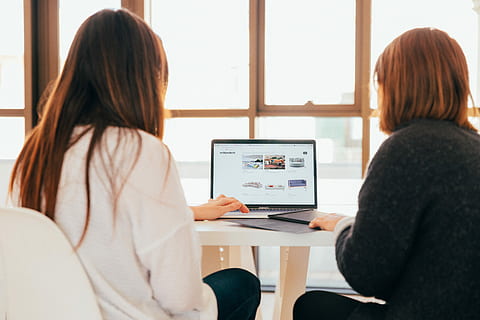 Due, donne, parlando, analizzare, cercare, guardare, computer portatile, di fronte, Macbook Pro, macbook, Mac, computer, schermo, tavolo, squadra, persona, interno, seduta, il computer portatile, interior design, design, ufficio, donna, finestra, minimo, bianca, lavoro, spazio di lavoro, comunicazione, tecnologia wireless, tecnologia, retrovisore, attività commerciale, due persone, in casa, adulto, connessione, usando il portatile, persone, tre quarti, uomo d'affari, 5K, CC0, dominio pubblico, privo di copyright