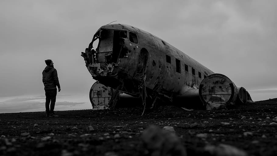 Mann, Stehen, neben, abgestürzt, Ebene, zerstört, Flugzeug, Person, wolkig, verwüsten, dunkel, kalt, Winter, verlassen, allein, bedeckt, Schwarz und weiß, Island, Luftfahrzeug, Himmel, Transport, Reise, Natur, Transportmittel, eine Person, Unfälle und Katastrophen, Land, Absturz, obsolet, wolke - himmel, beschädigt, Geschichte, draußen, ruiniert, Marine, Luft-und Raumfahrtindustrie, 5K