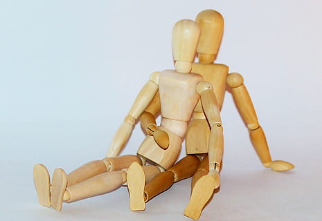 zwei, braun, verbunden, hölzern, Puppen, Paar, Liebhaber, Einheit, zusammen, Holzfiguren, sitzen, Umarmung, behalten, für zwei, Zusammengehörigkeit, Verbundenheit, Freundschaft, Liebesschwur, glücklich, persönlich, Valentinstag, Liebe, Romantik, Vertrauen, Glück, Hochzeit, Engagement, abstrakt, Dekoration, Vor, Zärtlichkeit, Loyalität, Gefühle, beschäftigt, verlobt, Emotion, menschliche Darstellung, Studioaufnahme, keine Leute, Figur, farbiger Hintergrund, in voller Länge, Darstellung, männliche Ähnlichkeit, Spielzeug, Kunst und Handwerk, Holz - Material, Kreativität, drinnen, Stillleben, Mannequin, Kunst, Puppe, weißer Hintergrund, weibliche Ähnlichkeit, Skulptur, Nahansicht, Tabelle, 2K, CC0, gemeinfrei, lizenzfrei