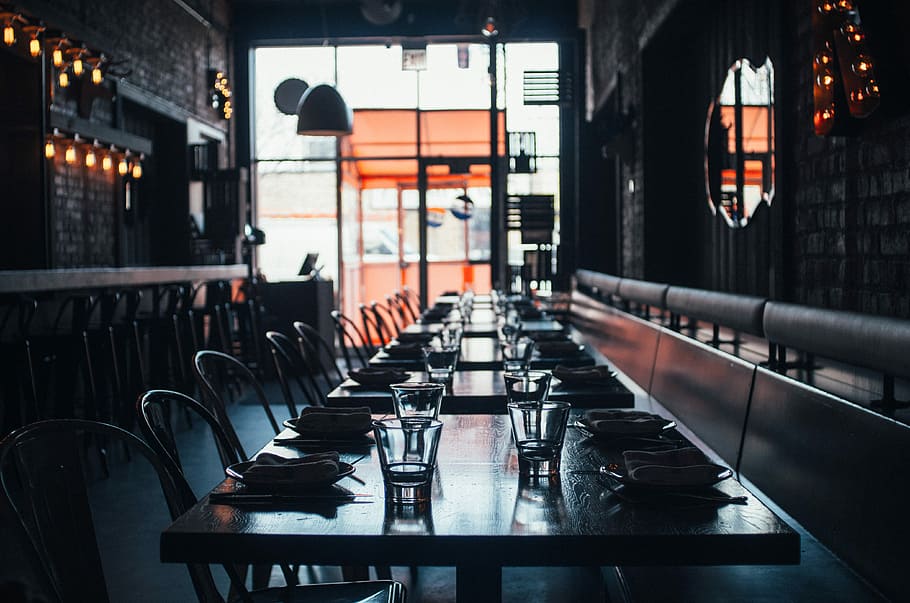 klar, glas kop, Brun, træ-, bord, tabelindstillinger, bar tabeller, spisested, sæder, sølvtøj, restaurant, i en række, sæde, tom, fravær, indendørs, stol, arrangement, ingen mennesker, bestille, forretning, dag, stor gruppe af objekter, fokus på forgrunden, belyst, arkitektur, mad og drikke, forventning, sport, glas, elektrisk lampe, 4K