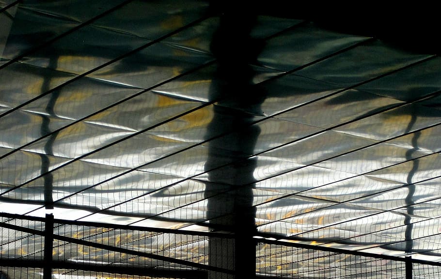 sostre, brillant, panells, rectangular, reflectint, llum, pilars, fluid, arquitectura, finestra, vidre - material, estructura construïda, a l'interior, patró, metall, edifici, cap gent, seguretat, escala, barana, càstig, vista d’angle baix, presó, dia, protecció, il·luminat, primer pla, 1080P