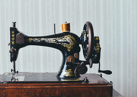 machine à coudre noire, marron, fil, couture, machine, encore, articles, des choses, La technologie, ancien, en bois, belle, broche, démodé, machine à coudre, gramophone, style rétro, plaque tournante, antique, machinerie, la musique, équipement de fabrication, culture artistique et divertissement, à l'intérieur, équipement, table, record, métal, nature morte, vieux, fermer, l'histoire, 4K, CC0, domaine public, libre de droits