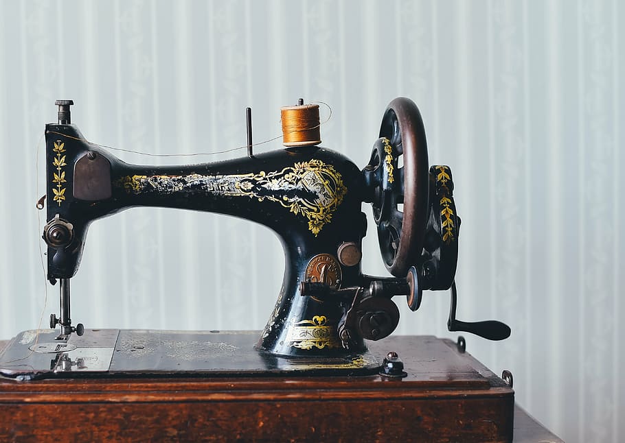 màquina de cosir negra, marró, fil, cosir, màquina, encara, articles, coses, tecnologia, vintage, fusta, bonic, eix, passat de moda, màquina de cosir, gramòfon, estil retro, taula giratòria, antiguitat, maquinària, música, fabricació d’equips, cultura i entreteniment artístic, a l'interior, equipament, taula, registre, metall, natura morta, vell, primer pla, història, 4K