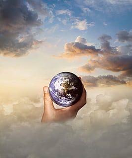 persona, celebració, terra, digital, fons de pantalla, globus, mà, núvols, cel, món, fantasia, medi ambient, símbol, responsabilitat, protecció ambiental, llum solar, guardar, protegir, ecologia, planeta, cloudformation, emoció, nota, política, canvi climàtic, núvol - cel, mà humana, part del cos humà, una persona, persones reals, part del cos, naturalesa, persona irreconeixible, posta de sol, bellesa a la natura, a l'aire lliure, perspectiva personal, esfera, bola de vidre, compost digital, homes, dit, 5K, CC0, domini públic, lliure de regalies