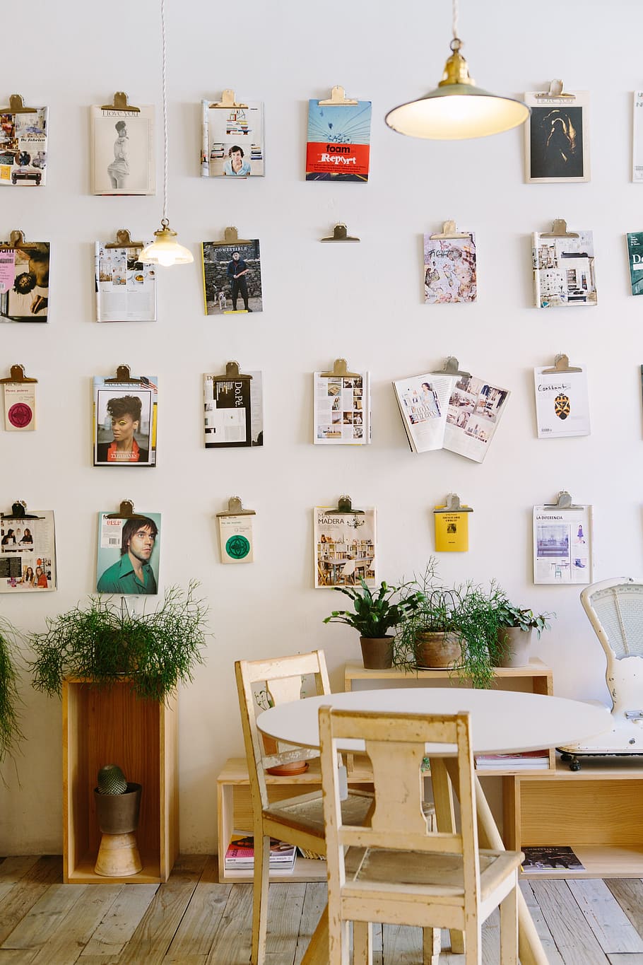 il giro, Marrone, di legno, tavolo, Due, tavolino da caffè, impostato, Casa, interno, design, sedia, mobilia, verde, pianta, rivista, parete, in casa, posto a sedere, pianta in vaso, caratteristica della parete, nessuno, assenza, interno di casa, stanza domestica, giorno, architettura, legno - materiale, attrezzatura per l'illuminazione, pavimentazione, grande gruppo di oggetti, lampada elettrica, 5K