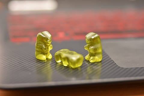 Vingummibamse, lappy, slik, indendørs, bord, tæt på, ingen mennesker, selektiv fokusering, repræsentation, succes, mad og drikke, stilleben, to objekter, fritidsaktivitet, metal, gruppe af objekter, skinnende, gul, fritidsspil, forretning, kunstkultur og underholdning, emotion, lille gruppe af objekter, 2K, CC0, offentligt domæne, royaltyfrie