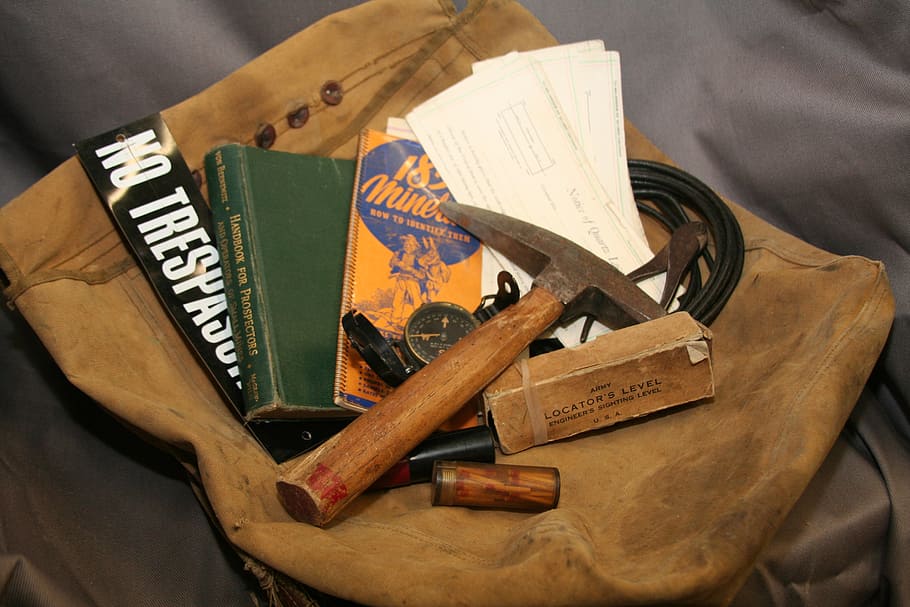 assortit, eines de mineria, marró, bossa, aventura, mapes, eines, exploració, viatge, descobriment, vacances, mapa del tresor, mapa vintage, viatjar, viatges d'aventura, vell, senderisme, mineria, equipament, actiu, trek, vintage, cuir, a l'interior, natura morta, vista d’angle alt, material de fusta, primer pla, cap gent, art i artesania, tèxtil, grup d'objectes, taller, eina, habilitat, eina de treball, creativitat, Eina de mà, paper, 2K