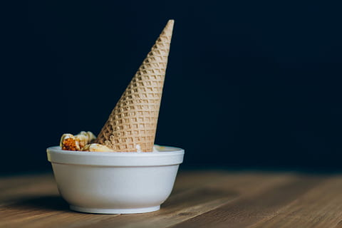marrón, cucurucho de helado, sumergido, blanco, cerámico, cuenco, comida, alimentación saludable, comida y bebida, frescura, de cerca, nadie, gastrónomo, material de madera, alimentos congelados, comida dulce, helado, bocadillo, producto lácteo, cono, dulce, indulgencia, congelado, postre, adentro, azul, comer poco saludable, utensilio de cocina, helado de vainilla, tentación, desayuno, alimentos dulces congelados, 5K, CC0, dominio público, libre de derechos