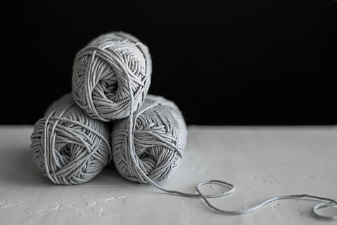 tre, filati, tavolo, grigio, palle di filato, mestiere, stringa, filato, tessuto, maglia, maglieria, uncinetto, palla, tessile, semplice, contrarre, fibra, bianco e nero, matassa, in casa, girato in studio, Materiale, palla di lana, sfondo nero, arte e artigianato, lana, nessuno, avvicinamento, natura morta, creatività, modello, ago da maglia, fatti in casa, concentrarsi sulle conoscenze acquisite, copia spazio, ricamo, morbidezza, 5K, CC0, dominio pubblico, privo di copyright
