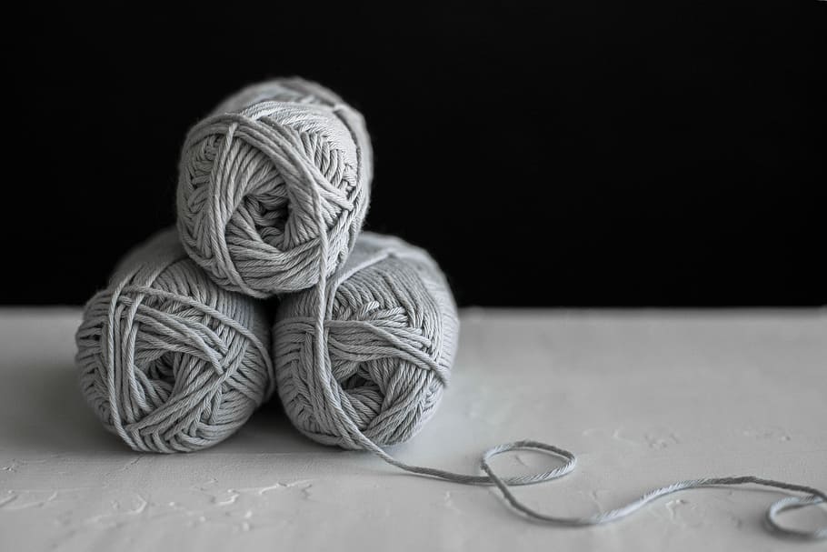 tres, fils, taula, gris, boles de fil, artesania, cadena, fil, teixit, Teixir, crochet, pilota, tèxtil, simple, contractar, fibra, blanc i negre, madeixa, a l'interior, tir de l'estudi, material, bola de llana, fons negre, art i artesania, llana, cap gent, primer pla, natura morta, creativitat, patró, agulla de teixir, casolà, centrar-se en primer pla, còpia espai, brodats, suavitat, 5K