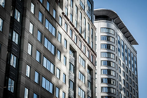 bajo, fotografía de ángulo, edificio, gris, alto, edificio de subida, estructura, oficina, ventana, rascacielos, arquitectura, exterior del edificio, estructura construida, ciudad, edificio de oficinas exterior, moderno, material de vidrio, negocio, nadie, vista de ángulo bajo, cielo, altura maxima, Distrito residencial, al aire libre, naturaleza, vida en la ciudad, apartamento, lujo, aleación, característica del edificio, 5K, CC0, dominio público, libre de derechos