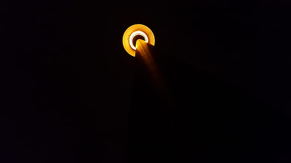 Senza titolo, alzando lo sguardo, fuoco - fenomeno naturale, fiamma, ardente, raggiante, luce - fenomeno naturale, illuminato, colore nero, attrezzatura per l'illuminazione, luminosa, notte, calore - temperatura, sfondo nero, nessuno, girato in studio, astronomia, copia spazio, Inquadratura dal basso, in casa, buio, spazio, ritagliare, singolo oggetto, natura, ombra, giallo, luminosità, lampada elettrica, 5K, CC0, dominio pubblico, privo di copyright