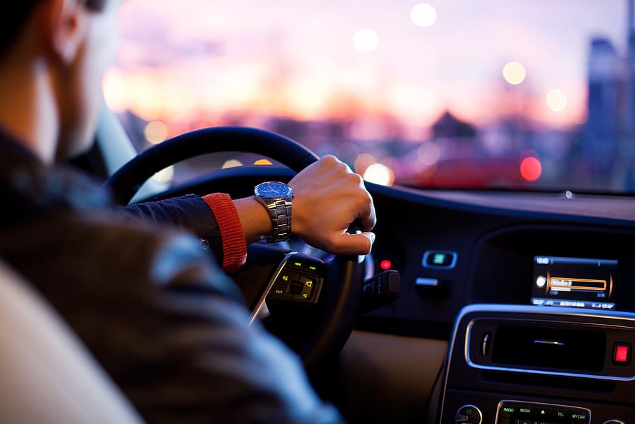 home, negre, jaqueta, celebració, volant, controlador, cotxe, trànsit, pressa, vespre, modern, ràdio, vehicles, transport, automàtic, automòbils, mascles, homes, persona, gent, carretera, conduir, adult, viatge, viatjar, humà, urbà, veure, mans, braç, panell, manera de transport, automòbil, interior del cotxe, part del cos humà, mà humana, interior del vehicle, una persona, il·luminat, mà, ciutat, arquitectura, 5K