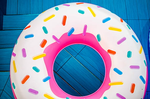 giallo, rosa, donut floater, illustrazione multicolore di ciambella, ciambella, galleggiante, blu, legna, spruzzatori, cerchio, il giro, nuotare, piscina, estate, floatie, multicolore, nessuno, forma, avvicinamento, colore rosa, in casa, a pois, forma geometrica, modello, girato in studio, design, natura morta, singolo oggetto, rosso, colore vibrante, cibo e bevande, cibo, color turchese, gonfiabile, 4K, CC0, dominio pubblico, privo di copyright