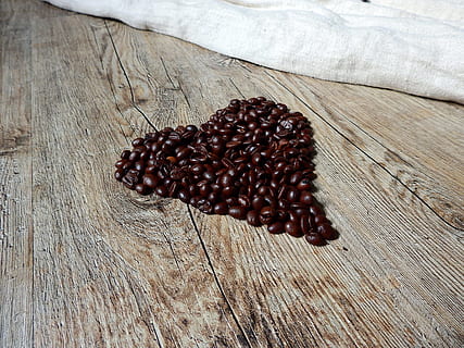 Kaffeebohnen, Koffein, Kaffee, Bohnen, geröstet, Braten, getränke, heisses Getränk, Getränk, Herz, Liebe, Leidenschaft, Holz - Material, Essen und Trinken, Tabelle, keine Leute, Lebensmittel, gesundes Essen, Stillleben, Frische, High Angle View, Wohlbefinden, braun, drinnen, direkt darüber, Nahansicht, Samen, geröstete Kaffeebohne, Fülle, große gruppe von gegenständen, Kaffee trinken, Snack, 4K, CC0, gemeinfrei, lizenzfrei