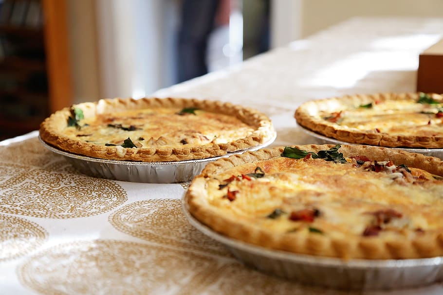 mad, måltid, bord, sløring, bagning, tæt på, madlavning, skorpe, lækker, dej, Epicure, foodporn, hjemmelavet, bagværk, pie, quiche, velsmagende, traditionel, mad og drikke, friskhed, pizza, indendørs, klar til at spise, bagt, selektiv fokusering, sødt mad, stilleben, ingen mennesker, grøntsag, brød, usund spisning, dessert, fest, fristelse, Vegetarmad, snack, tærte - dessert, 5K