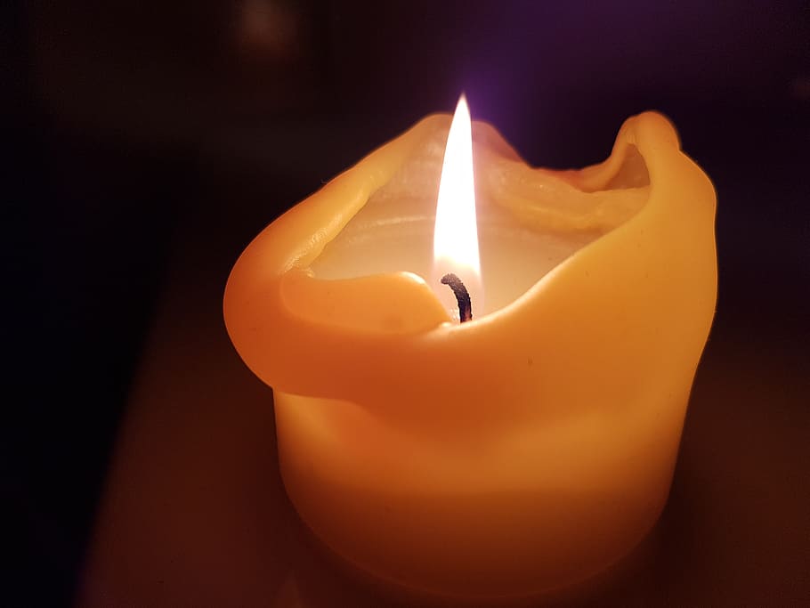 vela, flama, metxa, foc, llum, cremar, espelmes, groc, taronja, cera, parafina, cremant, foc - fenomen natural, il·luminat, primer pla, a l'interior, calor - temperatura, cap gent, naturalesa, brillant, fosc, equips d’il·luminació, fusió, color taronja, taula, tir de l'estudi, llum - fenomen natural, fons negre, lluminositat, 4K