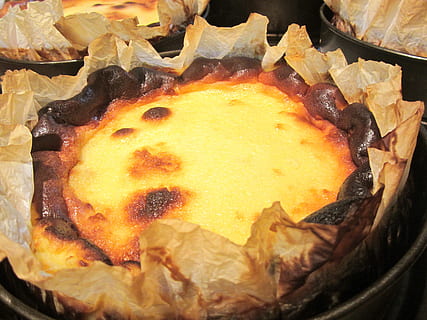 pastel, café, tarta de queso, comida, comida y bebida, frescura, listo para comer, de cerca, nadie, adentro, naturaleza muerta, comer poco saludable, indulgencia, tentación, producto lácteo, vista de alto ángulo, bienestar, dulce, comida rápida, amarillo, postre, bocadillo, 2K, CC0, dominio público, libre de derechos