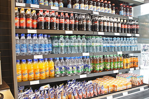 dryckesflaskor, hylla, kyl-, läsk, koks, brytningstid, flaska, mat och dryck, val, behållare, variation, inomhus, dryck, detaljhandeln, Lagra, inget folk, förfriskning, på rad, stor grupp av objekt, arrangemang, överflöd, ordning, mataffär, mat, handla, konsumentupplysning, 2K, CC0, offentligt domän, royaltyfria