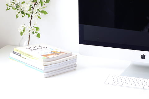 buku, di samping, putih, bunga-bunga, komputer, meja tulis, keyboard, apel, elektronik, modern, teknologi, bisnis, kantor, kerja, meja, tidak ada orang, tumpukan, bunga, dalam ruangan, tanaman berbunga, komunikasi, menanam, mebel, koneksi, alam, menyalin ruang, teknologi nirkabel, dokumen, warna putih, publikasi, perangkat komputer, 5K, CC0, domain publik, bebas royalti