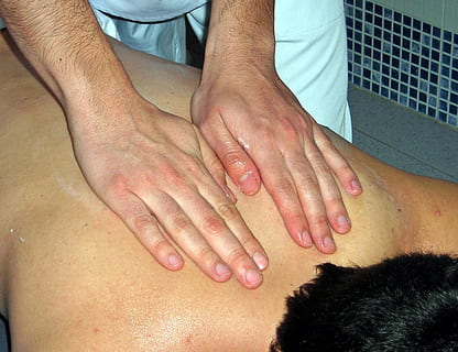persoon, masseren, man, terug, massage, handen, behandeling, menselijk lichaamsdeel, hand-, menselijke hand, lichaamsdeel, echte mensen, mannen, volwassen, mensen, menselijk been, saamhorigheid, binnenshuis, vrouw, hoge hoekmening, lidmaat, twee personen, detailopname, menselijke ledemaat, lage sectie, levensstijlen, menselijke voet, vinger, 1080P, CC0, publiek domein, royaltyvrij